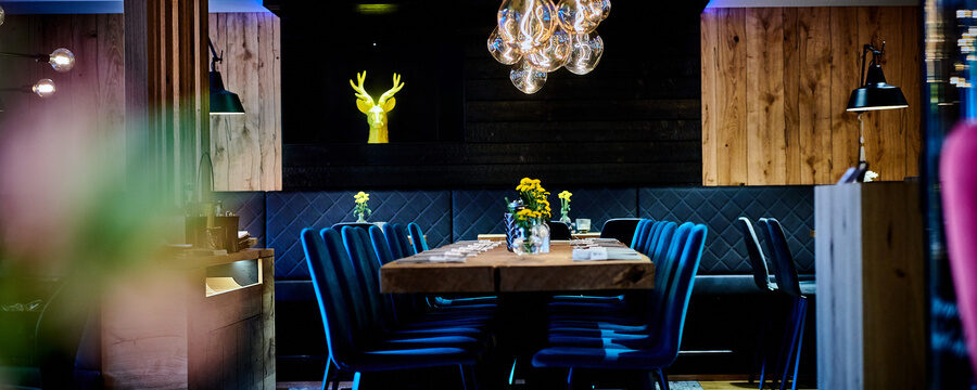 Das Restaurant in blauem Licht bietet ein einzigartiges Erlebnis