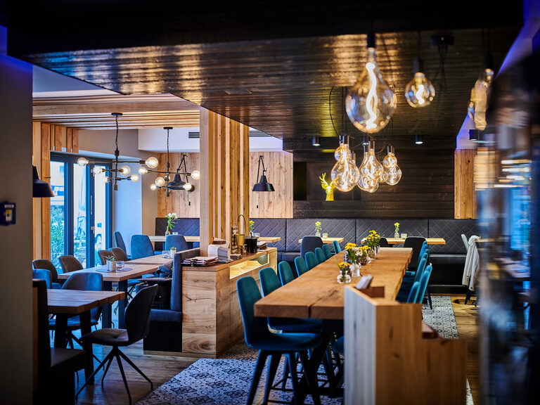 Das Restaurant im Herzstück Waldkirchen mit Holztischen