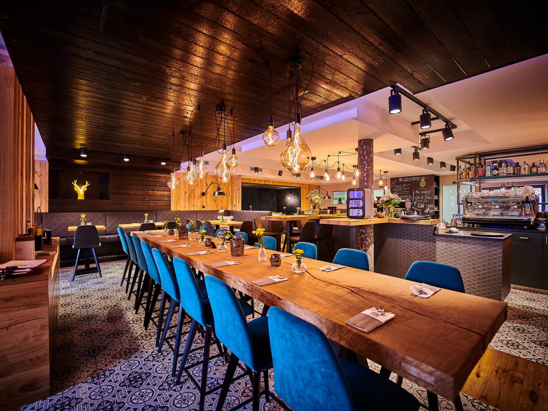 Ein langer hölzerner Tisch im Restaurant im Herzstück Waldkirchen