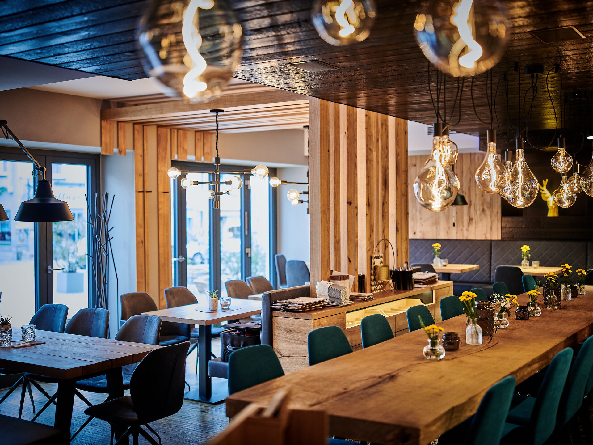 Blick in das Restaurant des Hotel Herzstück mit gedeckten Tischen und moderner Einrichtung