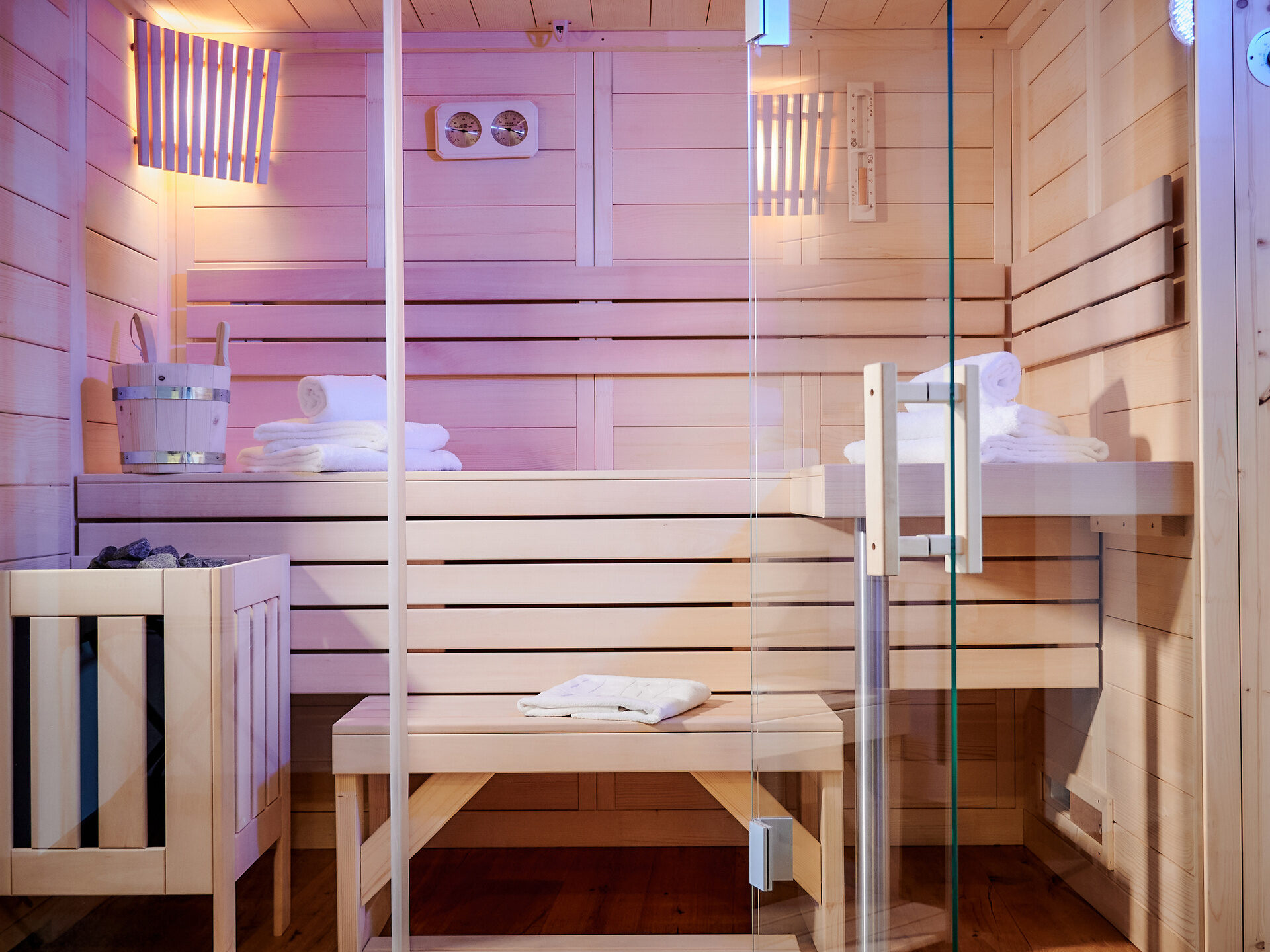 Eine moderne Sauna mit einer Glasfront im Herzstück Waldkirchen