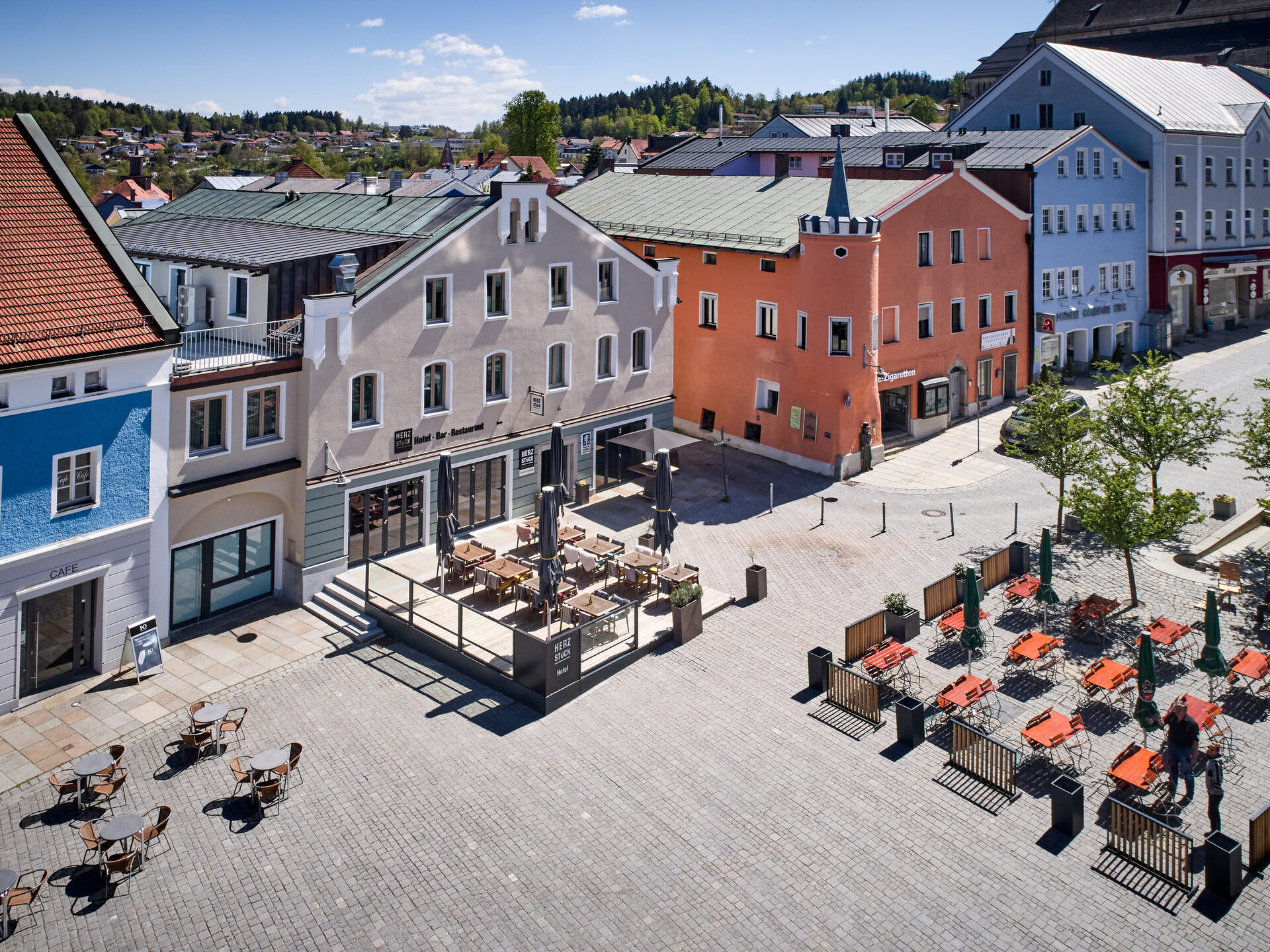 Der Stadtplatz Waldkirchen im Bayerischen Wald an einem sonnigen Tag mit dem Herzst&uuml;ck Waldkirchen.