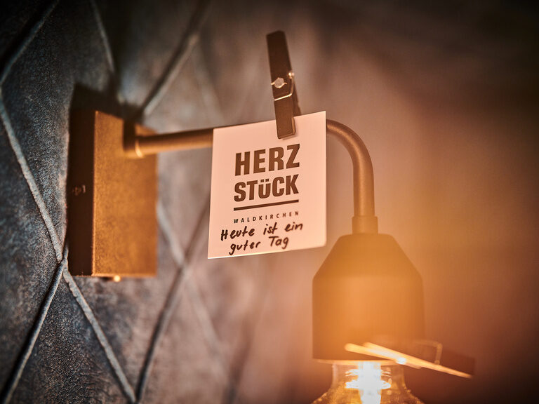 An einer Lampe hängt ein Zettel mit der Aufschrift "Heute ist ein guter Tag"