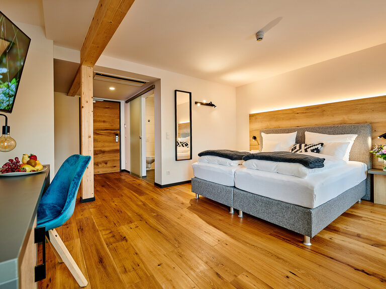 Das Deluxe Doppelzimmer ist einladend mit Blumen dekoriert